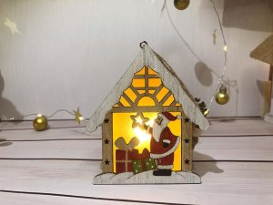 Dekorácia MagicHome Vianoce, Santa v domčeku, LED, závesná, 9x3x10,4 cm